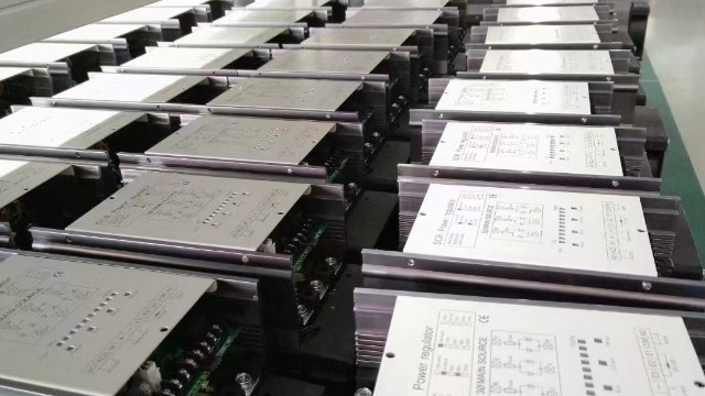 在電力調(diào)整器中，如何平衡開關(guān)損耗和導(dǎo)通損耗，以提高效率？