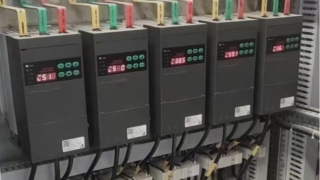 電力調(diào)整器的控制算法中，有無采用先進(jìn)的模型預(yù)測(cè)控制（MPC）或強(qiáng)化學(xué)習(xí)方法？