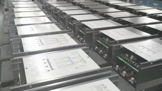 在高功率密度應(yīng)用中，電力調(diào)整器的散熱設(shè)計(jì)有何挑戰(zhàn)，采用了哪些解決方案？