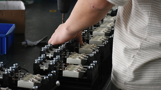 談?wù)勲妷赫{(diào)節(jié)器的市場需求