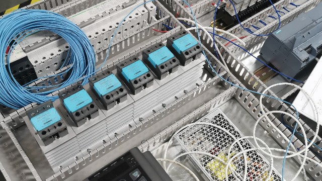 吹瓶機選用電力調(diào)整器好還是固態(tài)繼電器好