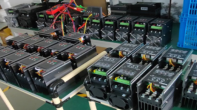 在電力調整器設計中，如何處理電源抖動和電網(wǎng)脈動的影響？