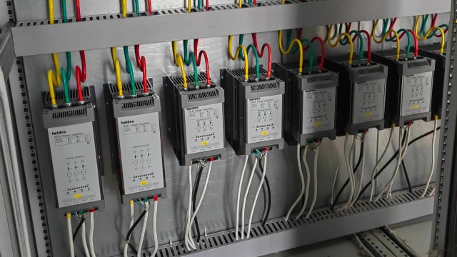 吹瓶機(jī)為什么要選用電力調(diào)整器