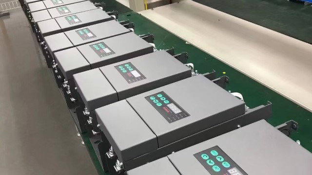 電力調(diào)整器的通信接口是如何實現(xiàn)的，以便與其他系統(tǒng)進行集成和遠程監(jiān)控？