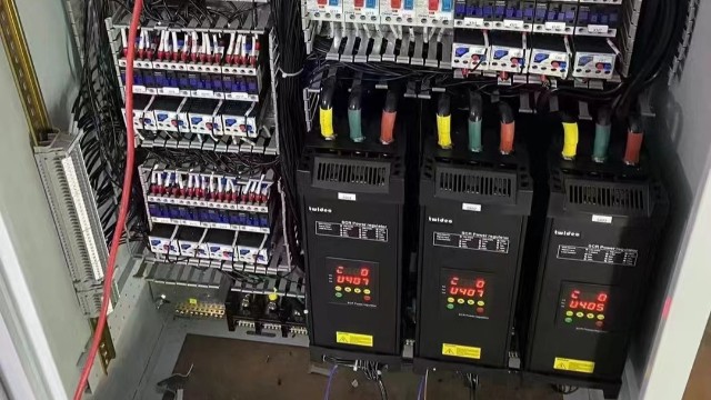 電力調(diào)整器在不同負(fù)載條件下的效率和穩(wěn)定性是如何進(jìn)行優(yōu)化的？