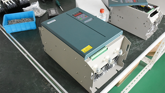 電壓調(diào)節(jié)器的恒電壓原理