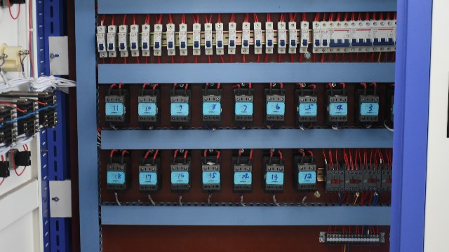 固態(tài)繼電器和傳統(tǒng)電磁繼電器有什么區(qū)別？