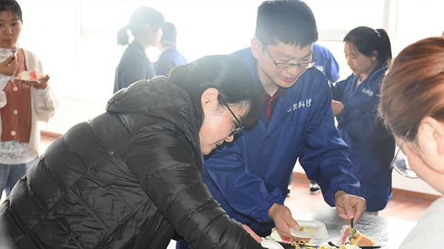 合泉儀表員工切蛋糕