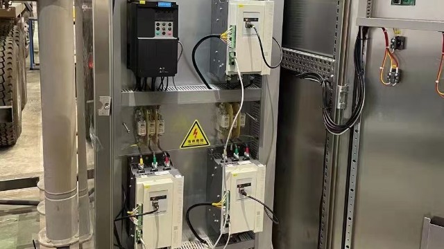 電力調(diào)整器在高頻開關(guān)電源中的操作頻率是多少，選擇操作頻率的考慮因素是什么？