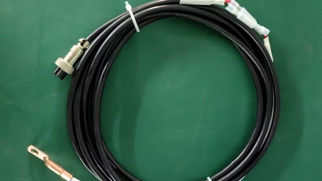 熱電偶的電壓輸出與溫度之間的關(guān)系是怎樣的，有什么數(shù)學(xué)模型可以描述它？